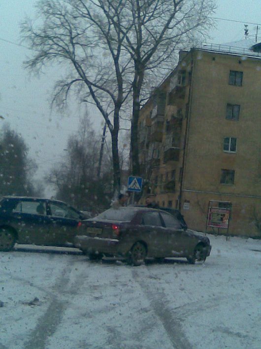 День жестянщика. Сезон 2011 | Перекресток Пролетарская - Октябрьская в 7 утра небольшое столкновение, похоже Шевроле вовремя не успел притормозить...