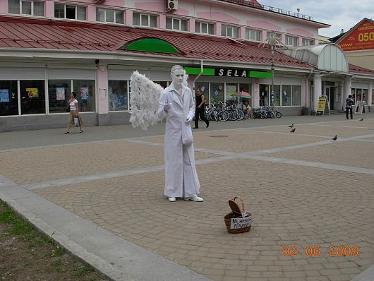 Удивительное рядом | такое увидел перед универмагом...в 9-ом году было )