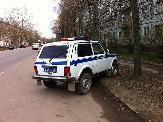 Парковка на газонах | И они нас учат правилам....