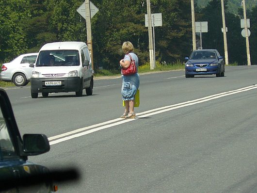 Пешеходы нарушители | а это на федеральной трассе далековато от Вологды, но все же люди отчаянные встречаются повсеместно