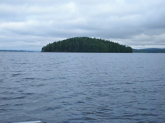 Едем в Финляндию | Не очень тепло и сильный ветер, на озеро выходить опасно.