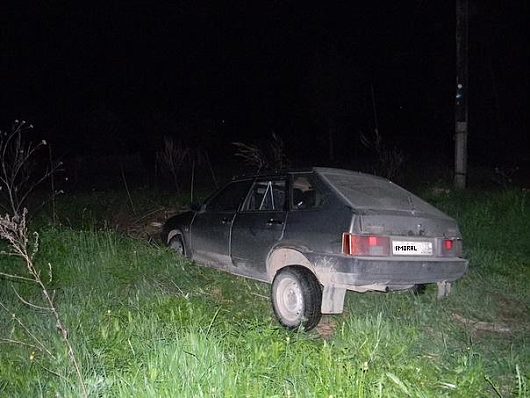 Фото наших автомобилей | На даче припарковался в колодец )