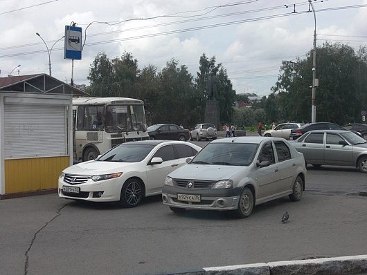 Шедевры парковки | Справа от остановки.