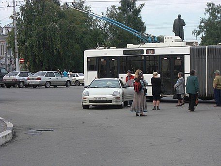 Шедевры парковки | Слева от остановки.