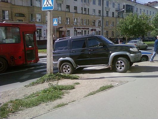 Шедевры парковки | Первый товарищ Инспектор ДПС не попал в кадр , вызывал хозяина стуча по колёсам Долго тот не выходил .