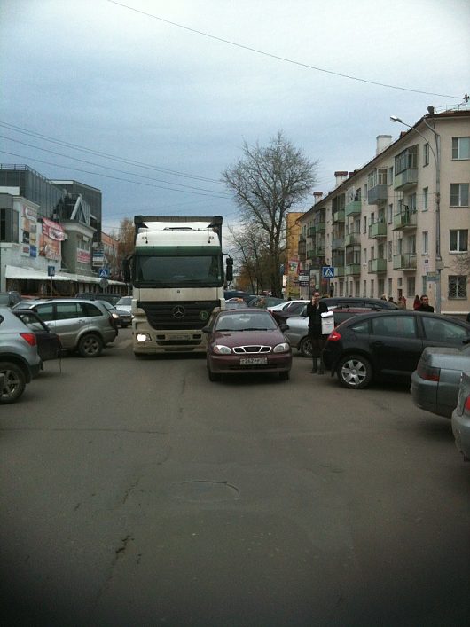 Шедевры парковки | Автор #dorogi35 Из-за одного урода стоит все у ЦУМа И Батюшкова и Благовещенская ДТП нет Просто ушел по делам.