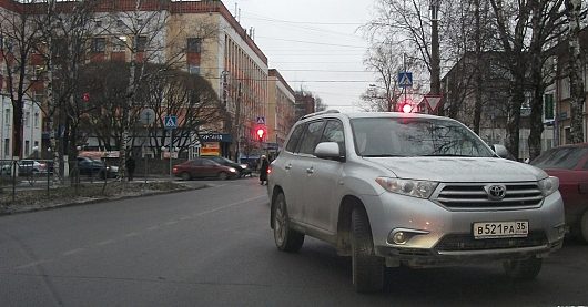 Шедевры парковки | ул.Козленская оставил можно сказать посреди дороги