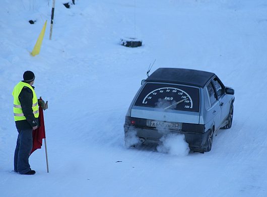 Перерыв между заездами. Чистка трассы Санниково | Автоспорт Вологодская область