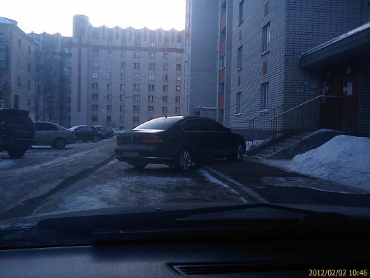 Шедевры парковки | один умник встал у моего подъезда.. даже пешеходам не пройти. корячиться приходится. не говоря о людях с детьми. ппц.