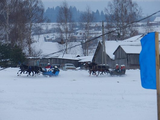 Автогонки на Празднике Коня. д.Еройфека Вологодского района 25 февраля 2012г | Заход в последний поворот