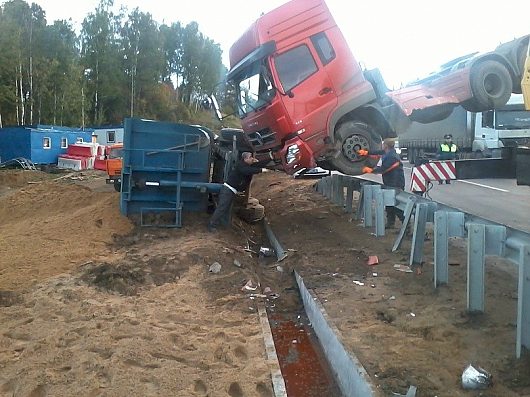 Вологодский дальнобойщик уже 7-е сутки живет в машине, которая в кювете, в Ярославской обл | Происшествия ДТП