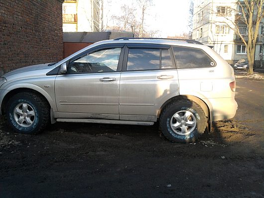 Владельцы SsangYong Kyron | Привет всем одел бродни на машину теперь и поползать по тяпушке можно реально на 4-5см машина поднялась.