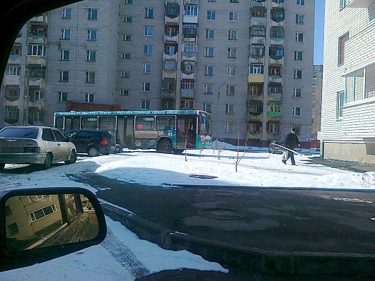 Шедевры парковки | Водитель по-своему понимает рекламный слоган, размещенный на автобусе Расширь границы своего мира.