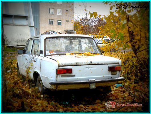 Вологда. "Подснежники" или бесхозные машины | видимо, давно стоит, на заднем стекле виднеютсяотклеивающиеся транзитные номера