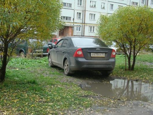 Стоянка на газоне | на ул Дальняя