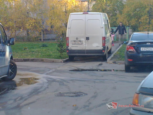 Шедевры парковки | На Воркутинской у детского сада Мамаши с колясками через поребрик прыгают