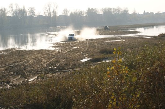 Владельцы SsangYong Kyron | Катаемся Клубом по дну Десны -Вода упала и оголилось дно