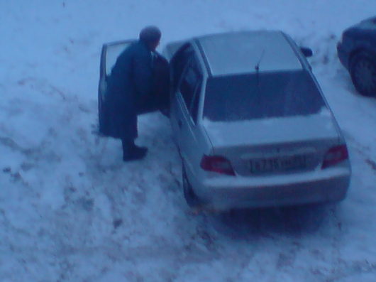 Расчистил от снега для себя - другим парковаться нельзя? | и лезет и лезет,куда лезешь-то ась 