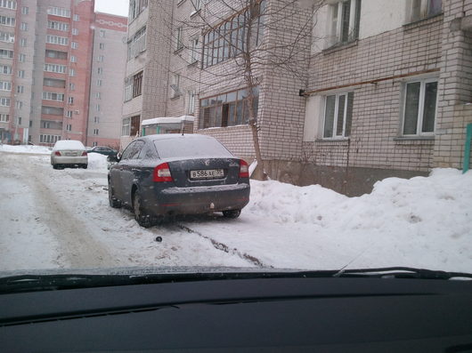 Шедевры парковки | Во дворе дома К-М 74А На тратуаре - это перебор.