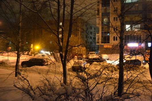 Катаклизмы природы 2013 в Вологодской области | Вчера вечером увозили снег с Добролюбова И до нас добрались.. smile 