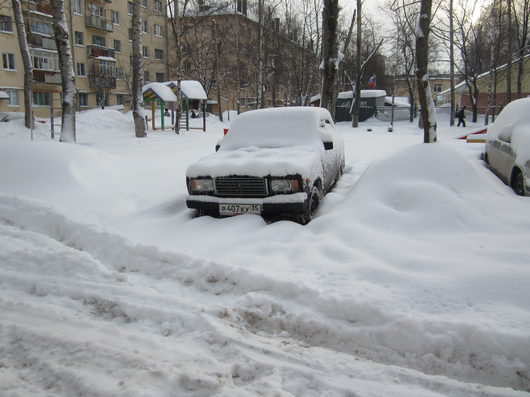 Катаклизмы природы 2013 в Вологодской области | Без лопаты и помощников минут за 10 выехал, прилично побуксовав Снег с машины чистил дольше, чем выезжал smile 