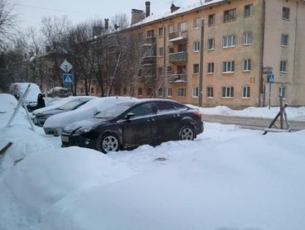 Расчистил от снега для себя - другим парковаться нельзя? | Прикольно люди места парковки отгораживают на Некрасова...У каждого свой ЁЖик.