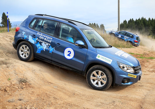 Volkswagen Off-Road Experience | Вологда, 7-8 сентября 2013 | ФОТО | На первом спуске, участники знакомятся с электронной системой помощи при спуске/подъеме.