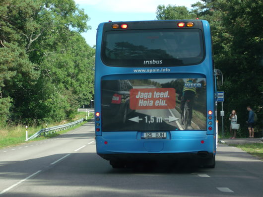 Автовладельцы, вы не одни на дороге :) | Социальная реклама на корме автобуса в Таллинне.