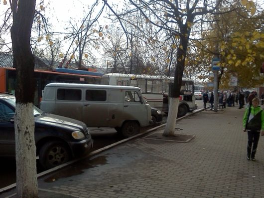 Шедевры парковки | ПАЗик шикарно встал Задница всю вторую полосу заняла А слабо так Олимп припарковать wink 