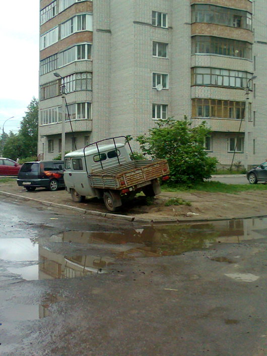 Шедевры парковки | Вот парочку фоток не совсем стандартных парковок. №1