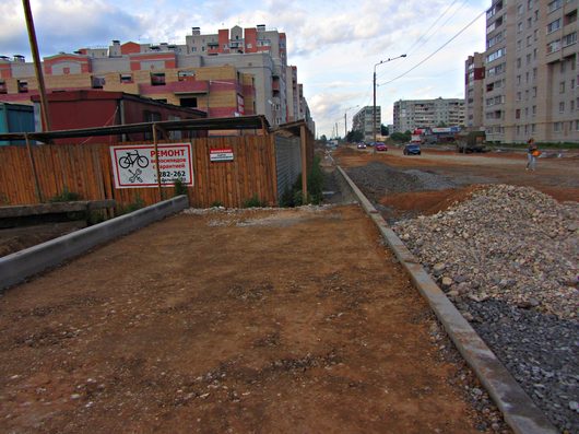 Дорога на ул. Карла Маркса - Фрязиновская | ул Фрязиновская, 25 июля 2014 года, возле строящегося дома №25 для формирования тротуара мешает забор.
