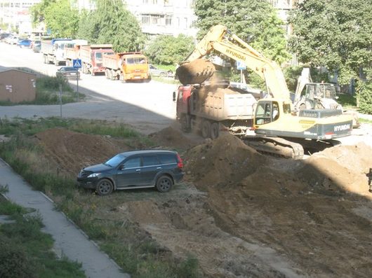 Дорога на ул. Карла Маркса - Фрязиновская | Водителю Джипа плевать на ремонт дороги Живёт в своём мирке наверное )