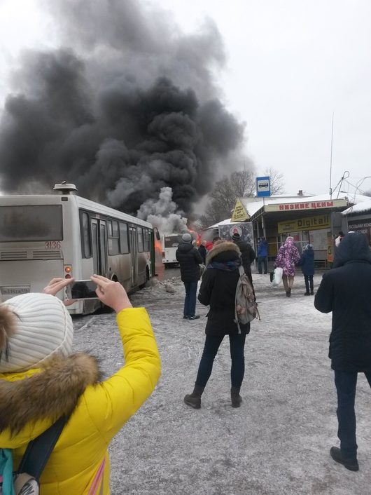 Возгорания автомобилей | [На старом рынке стоит сгоревший паз ] фото из вк + https //35.mvd.ru/news/item/3107072 