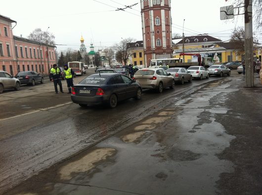 Вологда. Рейды ГИБДД | КАМАЗ с краном часа полтора стоит,толи ждет,толи эвакуировать нечем...