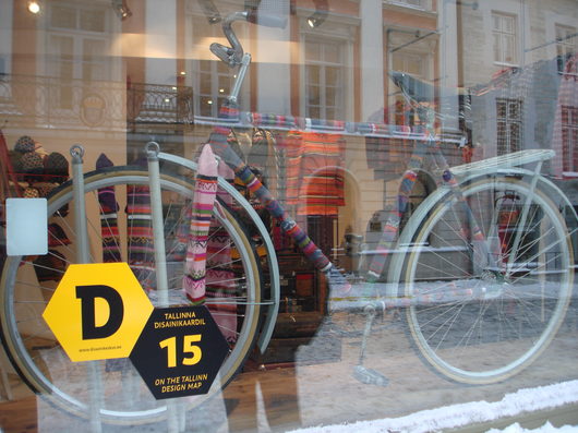 Изобретая велосипед | [Деревянный велосипед 21 века в Амстердаме. ] А этот хоть и в витрине, но замёрз )