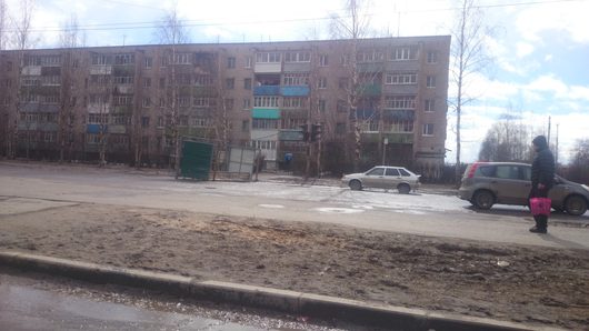 Катаклизмы природы 2015 в Вологодской области | В Соколе ветром сдуло автобусный остановочный павильон, на противоположную сторону проезжей части