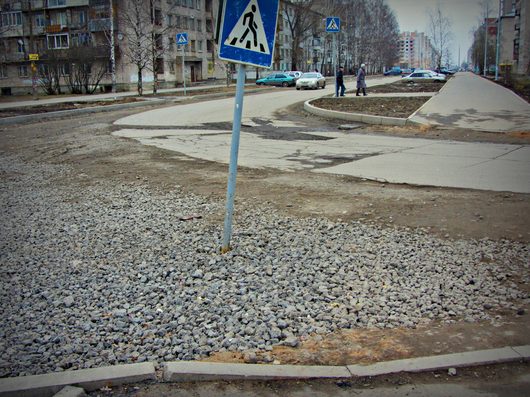 Дорога на ул. Карла Маркса - Фрязиновская | Ул Фрязиновская 18 апреля 2015 года А знак решил перейти дорогу.