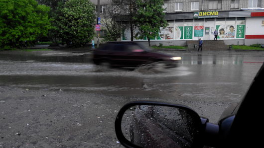 Катаклизмы природы 2015 в Вологодской области | В Молочном ливень гроза град по дорогам реки.