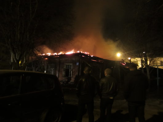 Внимание, ПОЖАР! А также, меры пожарной безопасности и т.п | Сейчас горит деревянный дом на Зосимовской 54а Есть пострадавшие, а может и погибшие. Реанимация кого-то увезла.