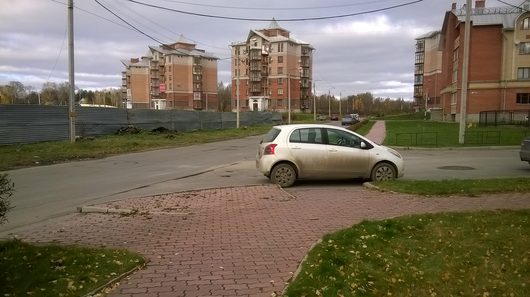 Шедевры парковки | А так запарковалась блондинка...