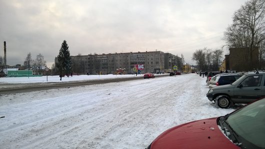 Дорожные зарисовки | Площадь Кирова в Медвежегорске, на которой находится это мрачное здание.