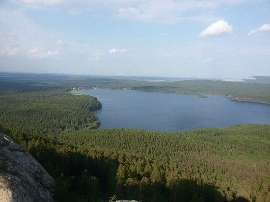 Дорожные зарисовки | В левом верхнем уголке озера видна деревенька Вот от неё мы и шли в эту гору пешком.