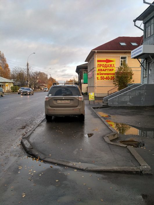 Шедевры парковки | Во шедеврально... На дороге место есть, парковка пустая, а человек- осел.