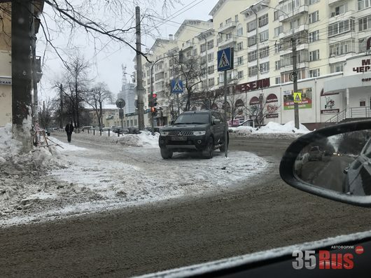 Шедевры парковки | Спустя время проезжала там вновь Стоит.