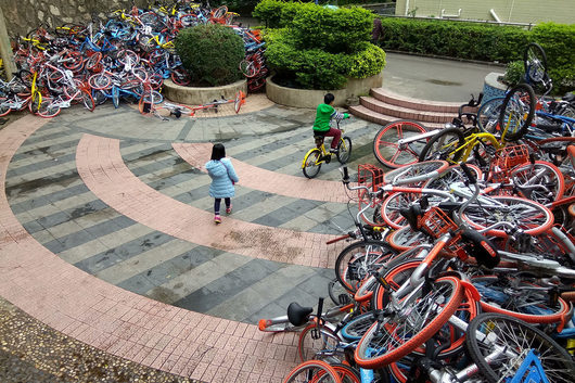 Велопрокат. Опыт других городов | 2 На работу на велосипеде Еще пример стихийной парковки.