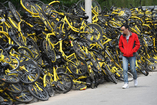 Велопрокат. Опыт других городов | 5 Эвакуированные велосипеды складировали на обочине дороги