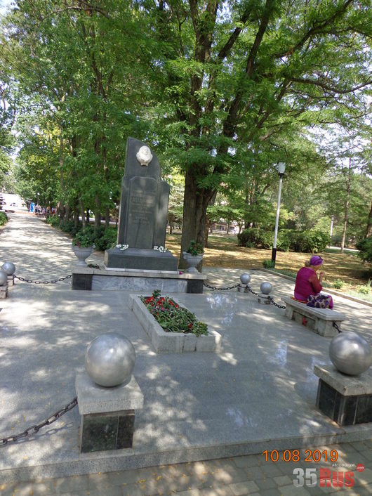 Череповец - Ейск | а рядом с музеем и памятником он сам и похоронен