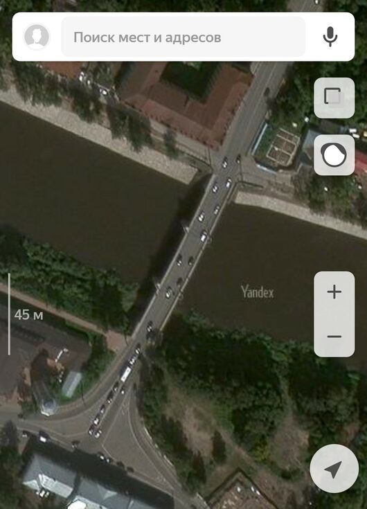 Голосование: Октябрьский мост - три варианта организации движения | Вон, на Яндекс картах мост пустой, но даже при этом там 20 машинок имеется 