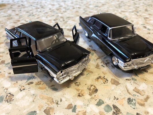 Коллекционирование масштабных моделей автомобилей разных производителей | Две Чайки ГАЗ-13, слева аутентичная, справа - De Agostini